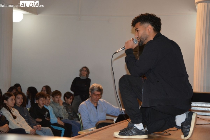 El IES Mateo Hernández inicia sus actividades por el Día Internacional de la Inmigración con un encuentro con el rapero Edwing Vladimir